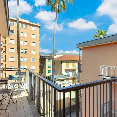 Hostdomus-green House Диано-Марина